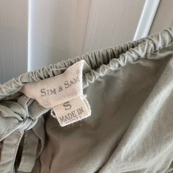 Elegant Green Sleeveless Dress - Picture 3 of 3